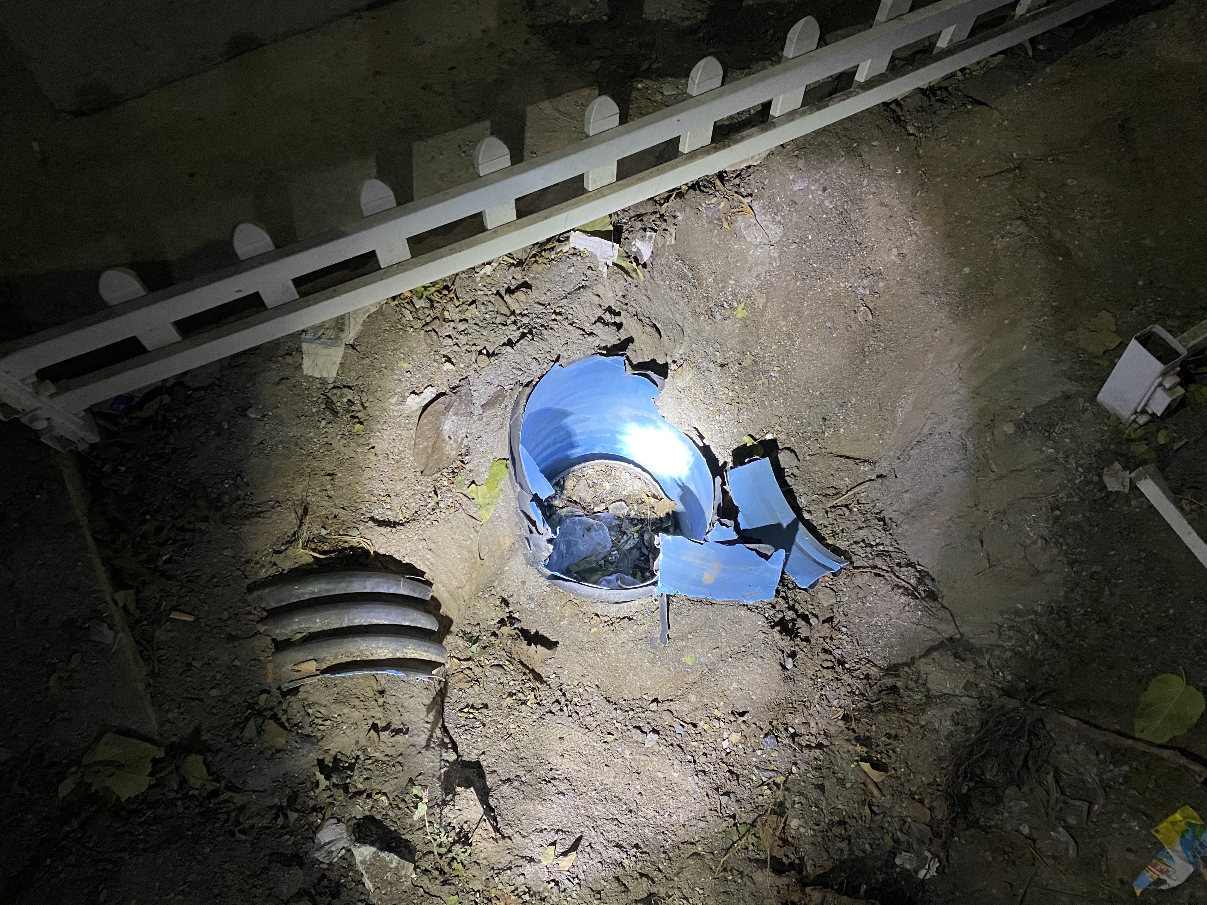 |男孩贪玩被卡管道 新乡消防紧急解救