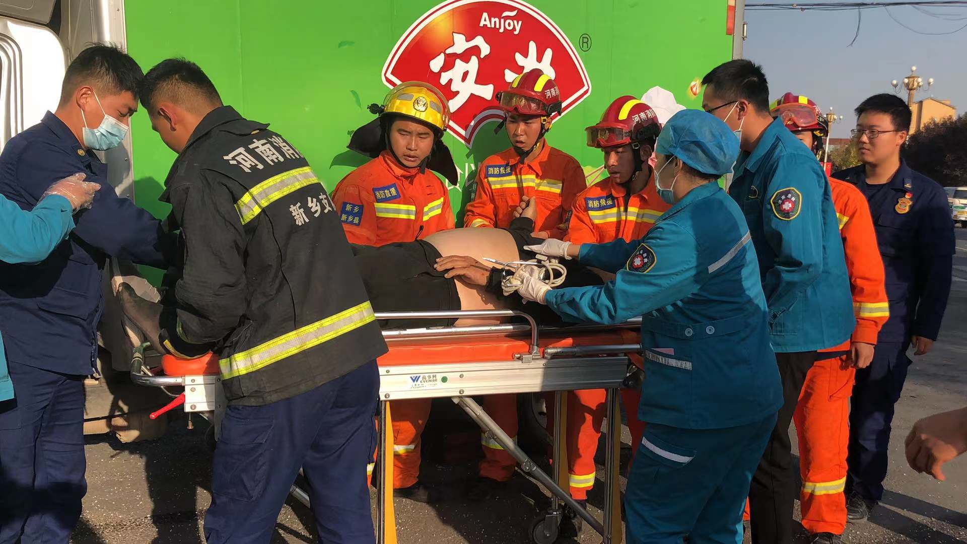 |两车相撞一人被困 新乡消防紧急救援