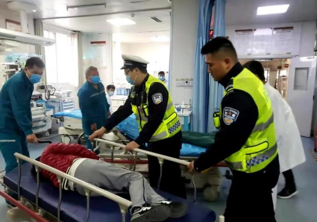 |早高峰撞上大雾天，交警拉响警笛护送孕妇急转院