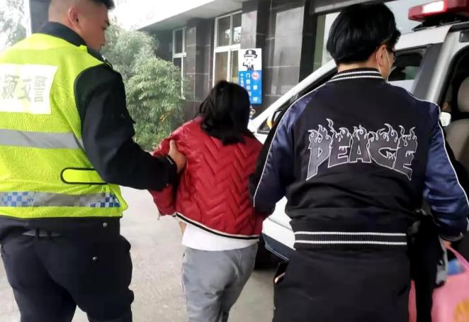 |早高峰撞上大雾天，交警拉响警笛护送孕妇急转院