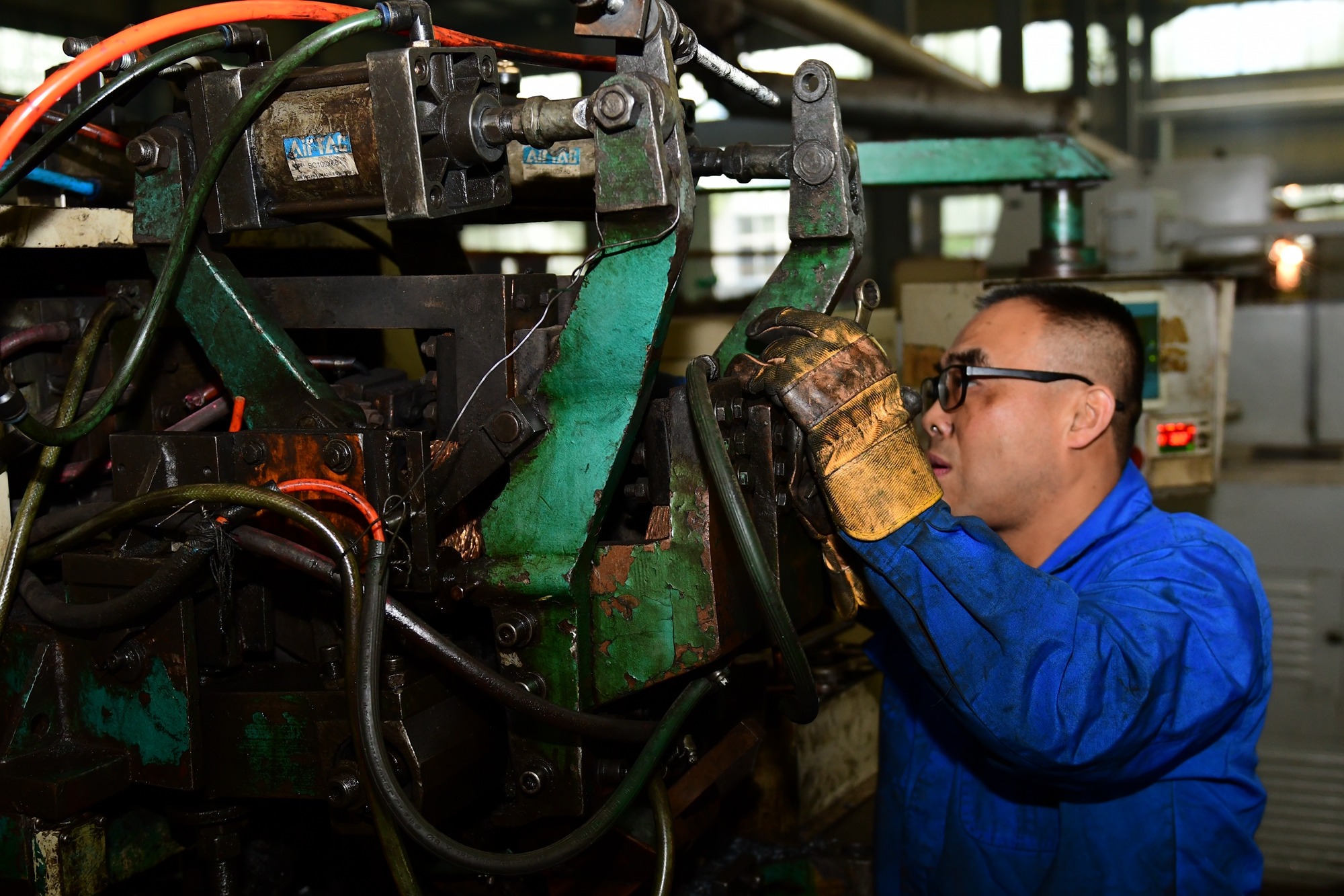 位于南阳市卧龙区的南阳光电产业集聚区金鹏机电集团有限公司生产车间