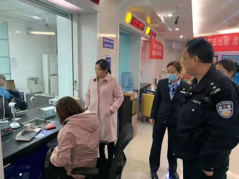 |假警察电话办案件 真民警保护群众钱财