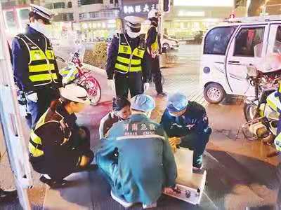 |女子骑车时突然倒地昏迷！幸遇漯河民警紧急救助