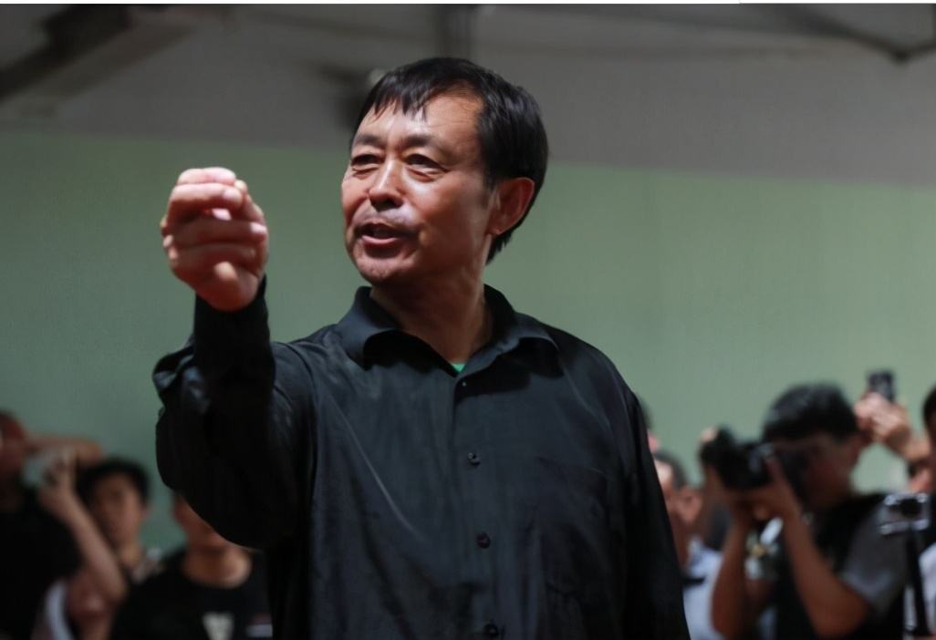 在退隐一天后宣布,要进军电影圈了,他将参加院线电影《少年功夫王》的