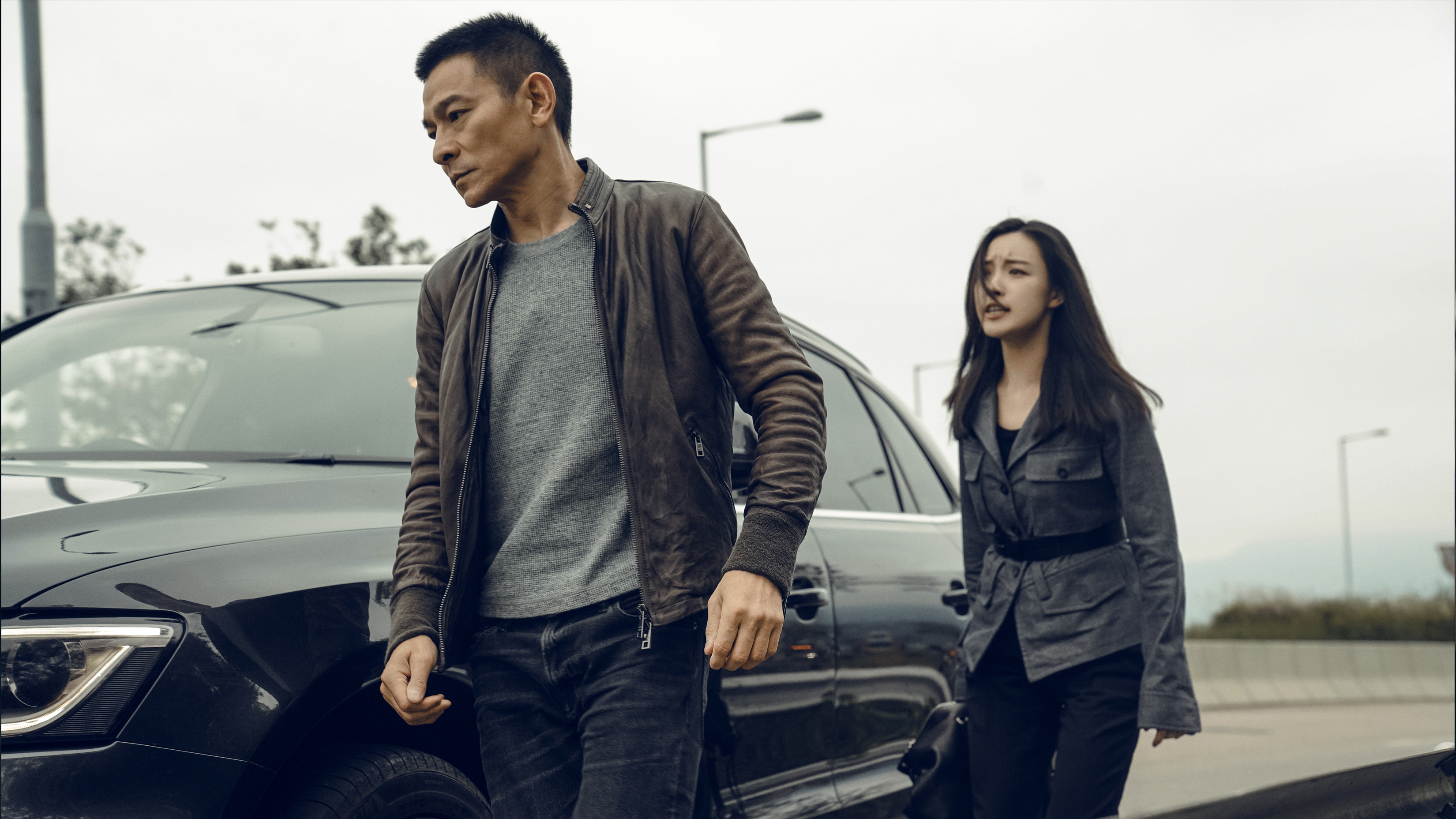 在第一部时,刘德华作词的《慢慢习惯》,唱出了拆弹英雄孤独的内心世界