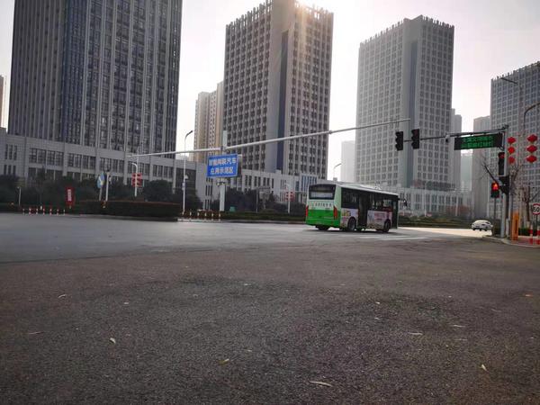 5G红绿灯、无人驾驶清洁车 许昌芙蓉湖示范区内的“智慧生活”
