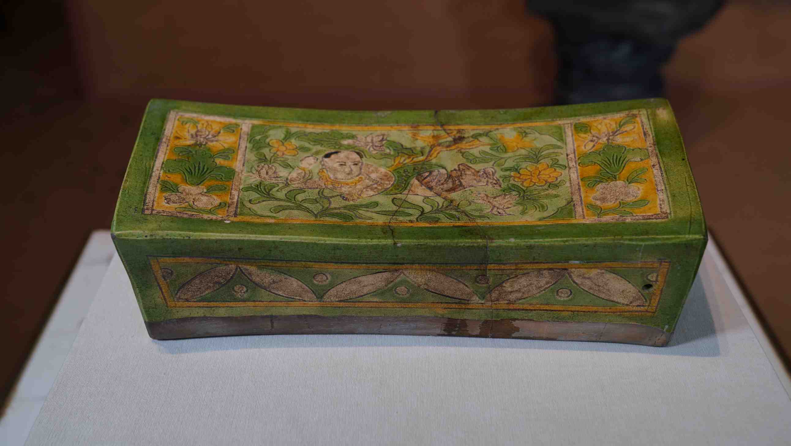 原来,原始时代,人们用石头或草捆等将头部垫高去睡觉,而古代的枕头