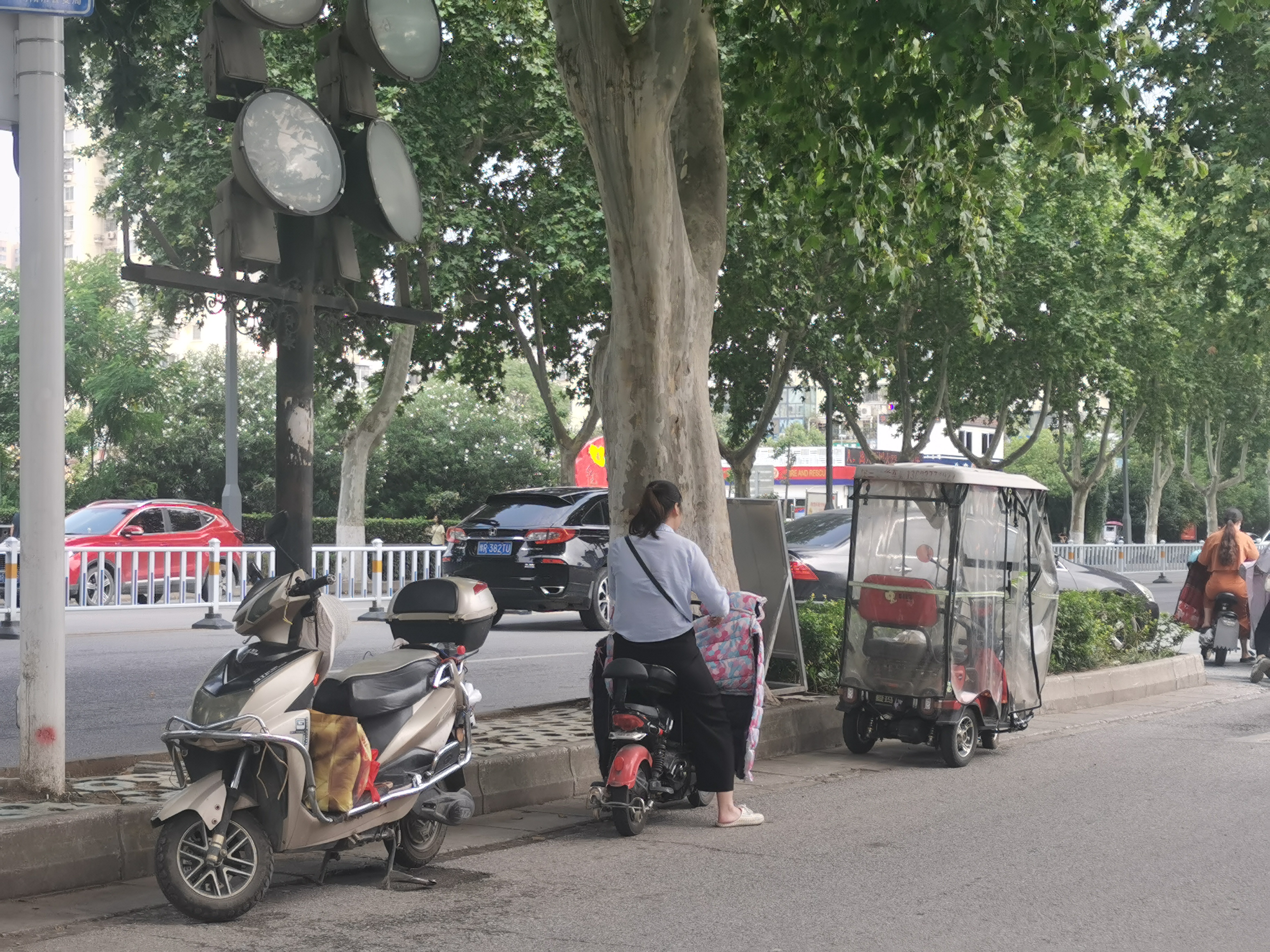 南陽：有圖有真相！非機(jī)動(dòng)車交通違法行為“大賞”