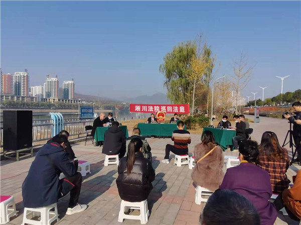 淅川县法院：驾驶摩托车撞到路边停放货车当场死亡 巡回普法警示司机