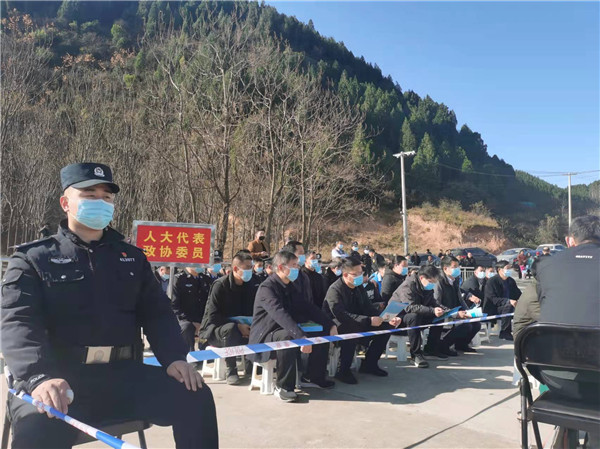 河南淅川：巡回開庭普法護(hù)生態(tài)