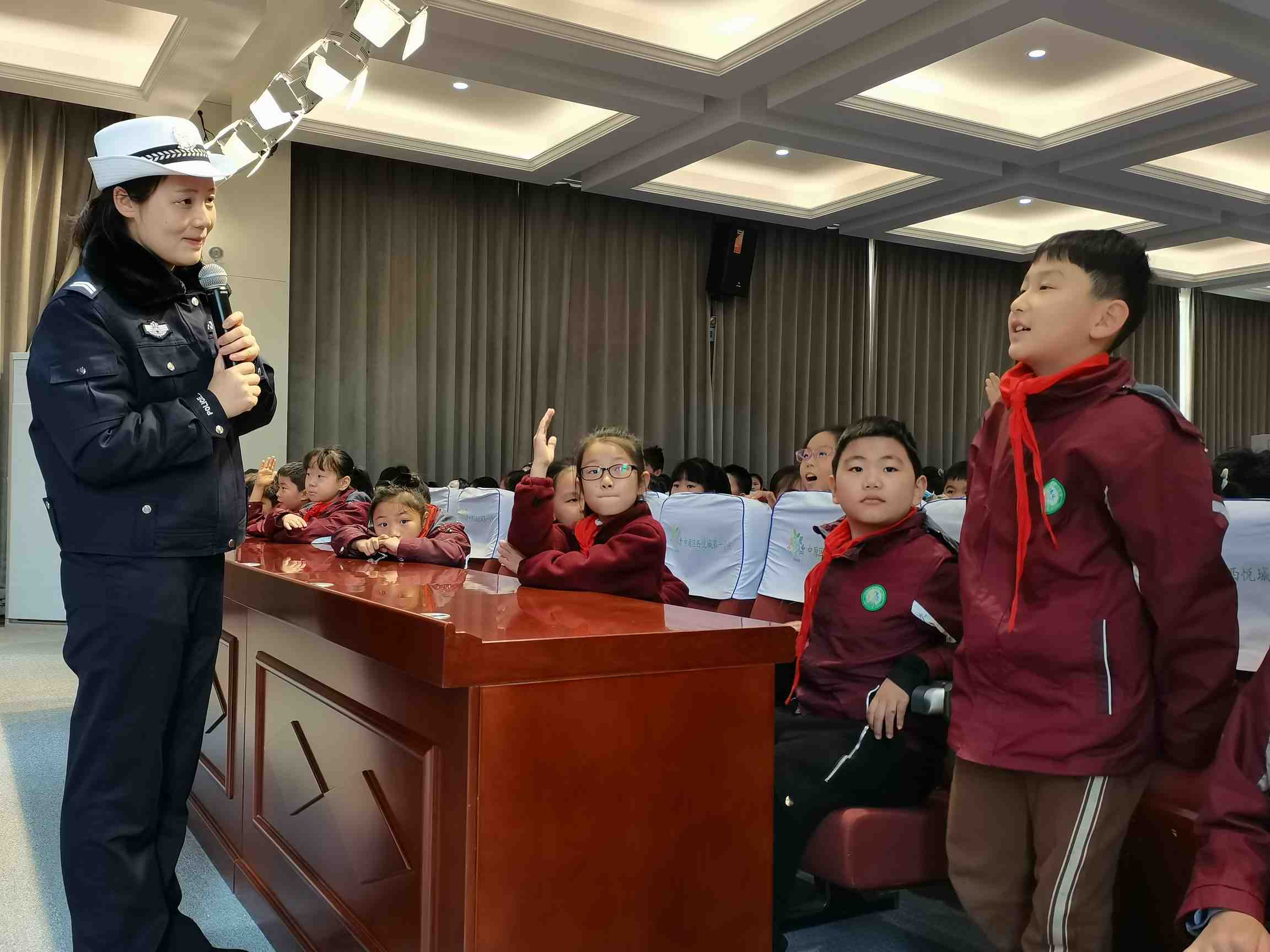 12月9日,郑州市中原区西悦城第一小学邀请郑州市交警二大队警官马双双