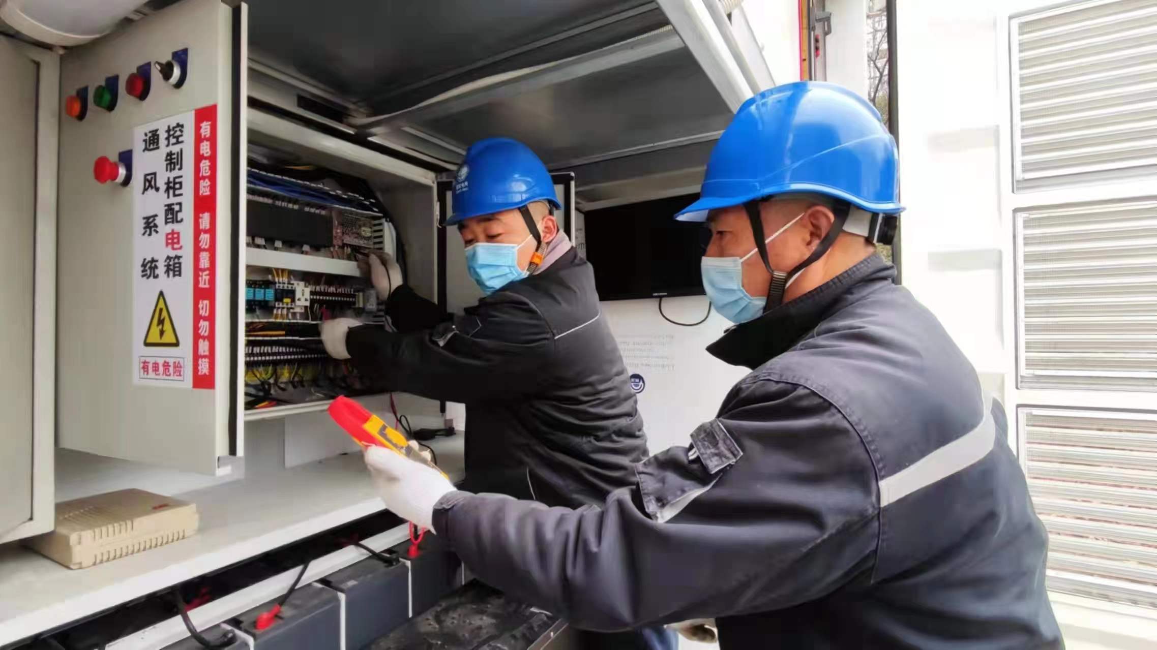 1月6日,国网许昌供电员工紧急行动，火速为位于许昌新区实验学校内的新建方舱核酸快检实验室进行临时接电。(焦永生摄)