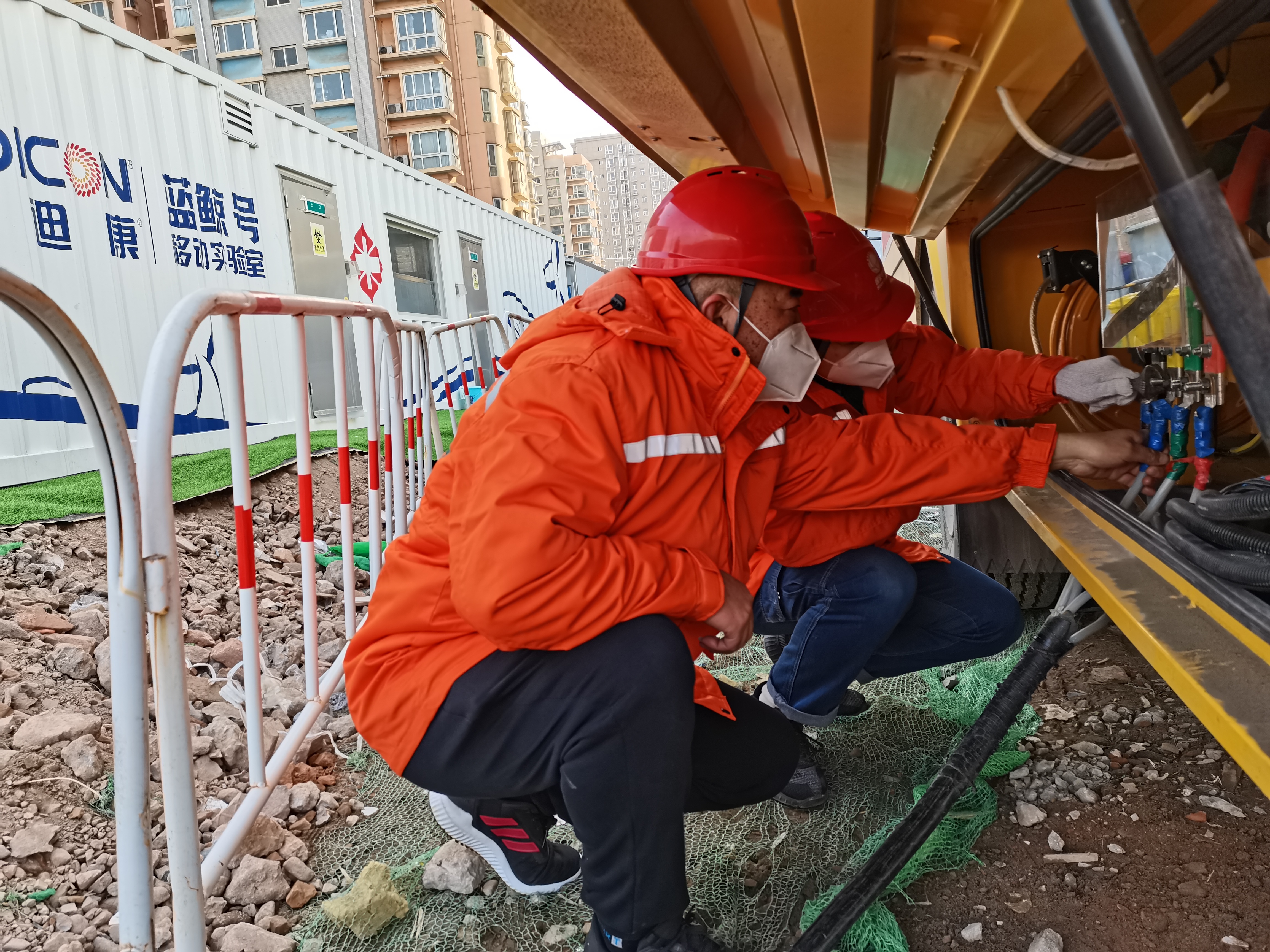 国网河南电力支援队伍将发电车接入位于西安市高新区电子城街的防疫实验室方舱，开展保电工作。（郭剑黎）
