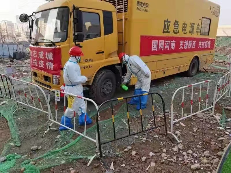 国网河南电力支援队员在保电点开展日常巡视消杀。（郭剑黎）