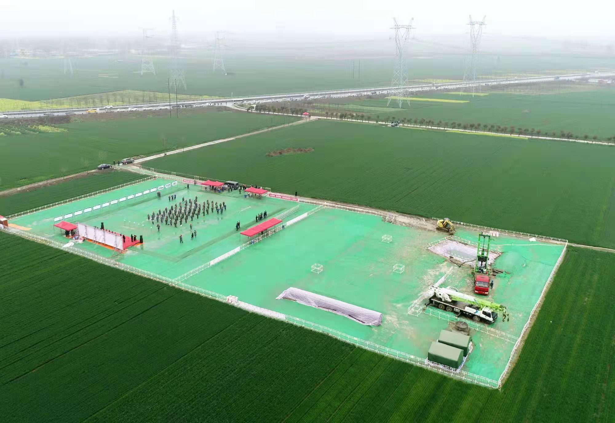 驻马店-武汉1000千伏交流特高压输电线路工程（豫1标段）首基试点仪式现场。白幸福 摄