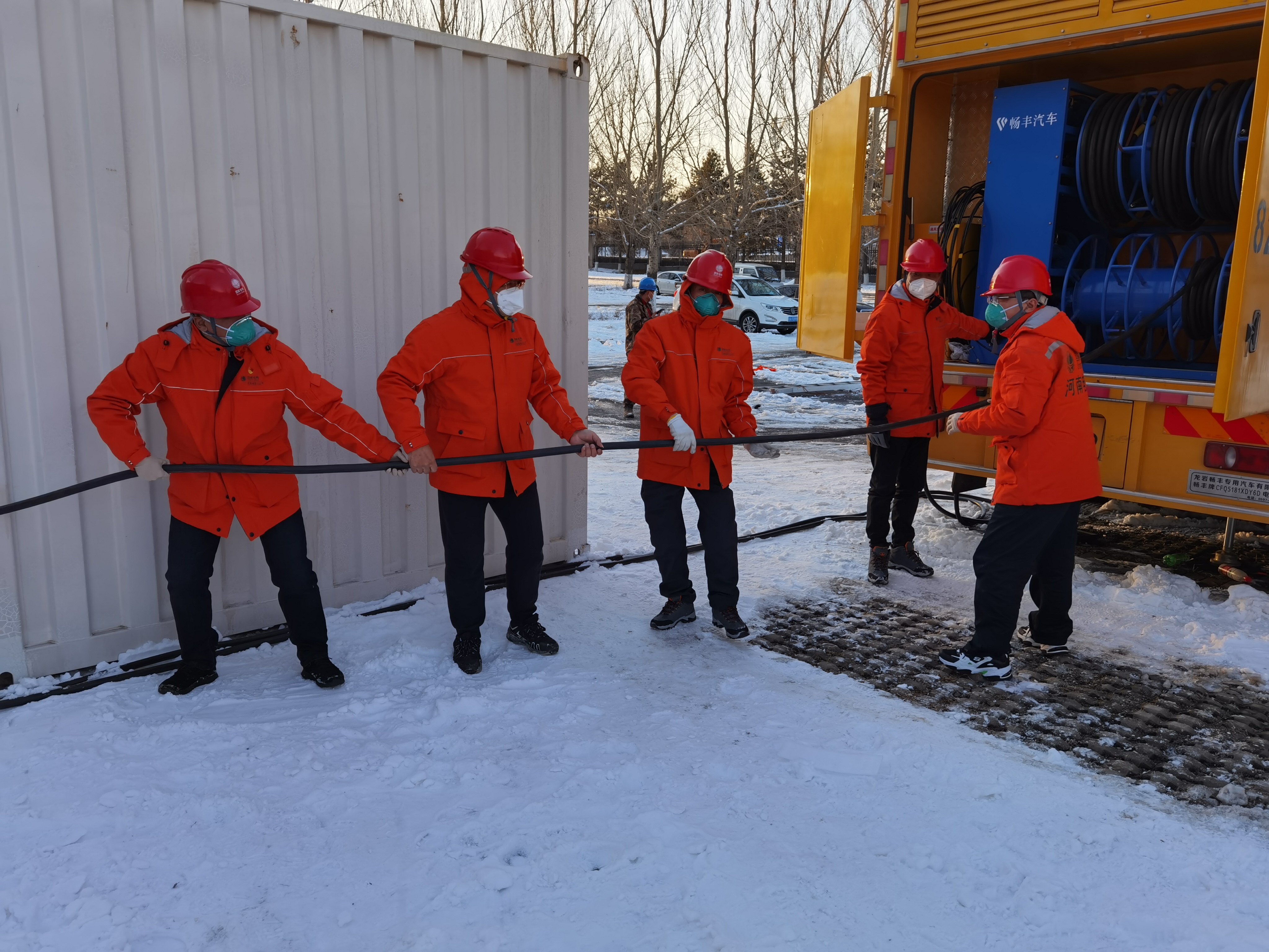 国网河南电力保电支援队伍在保电现场敷设电缆。（赵怡豪）