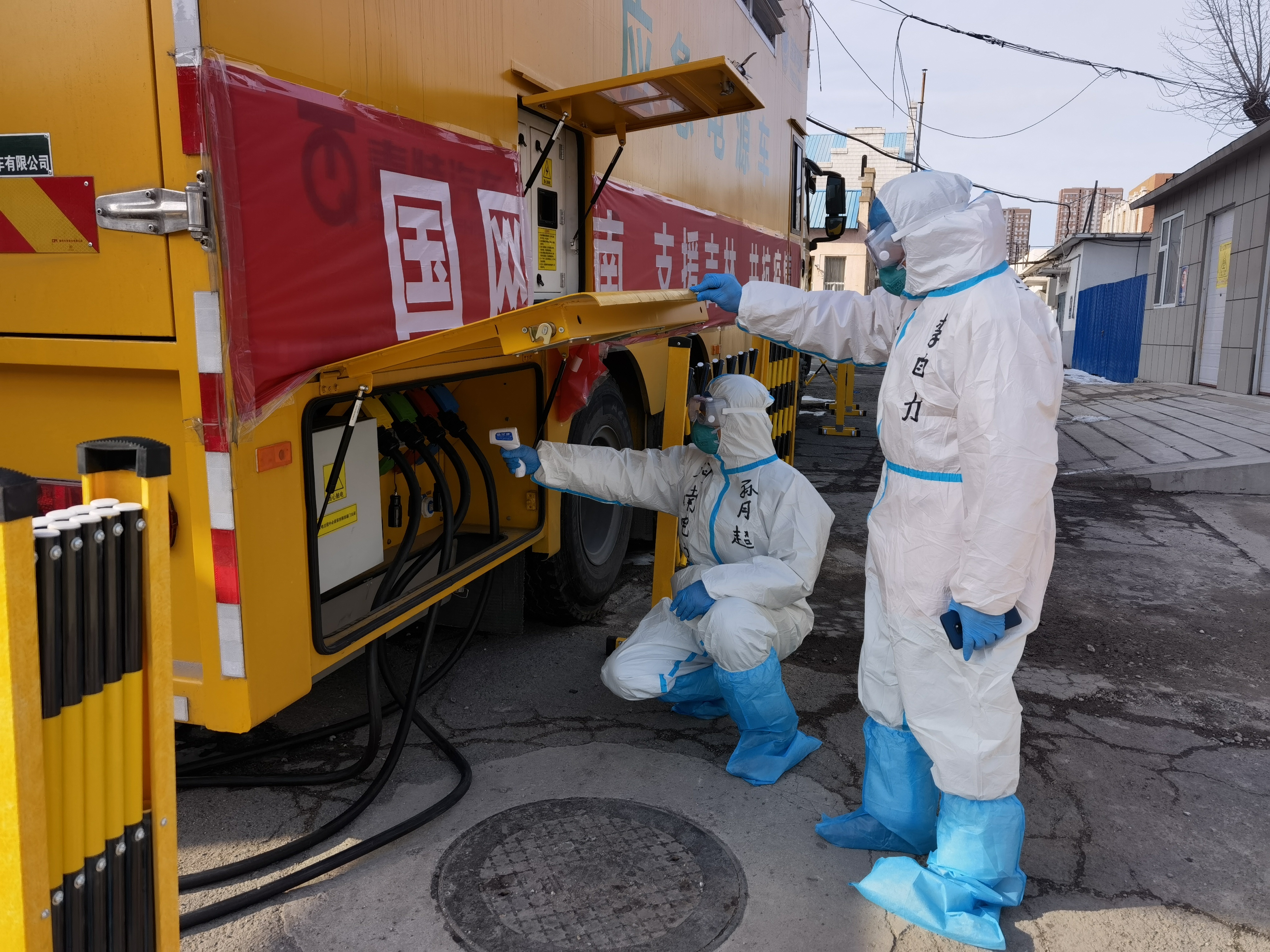 国网河南电力保电支援队员监测发电车运行状态。（赵怡豪）