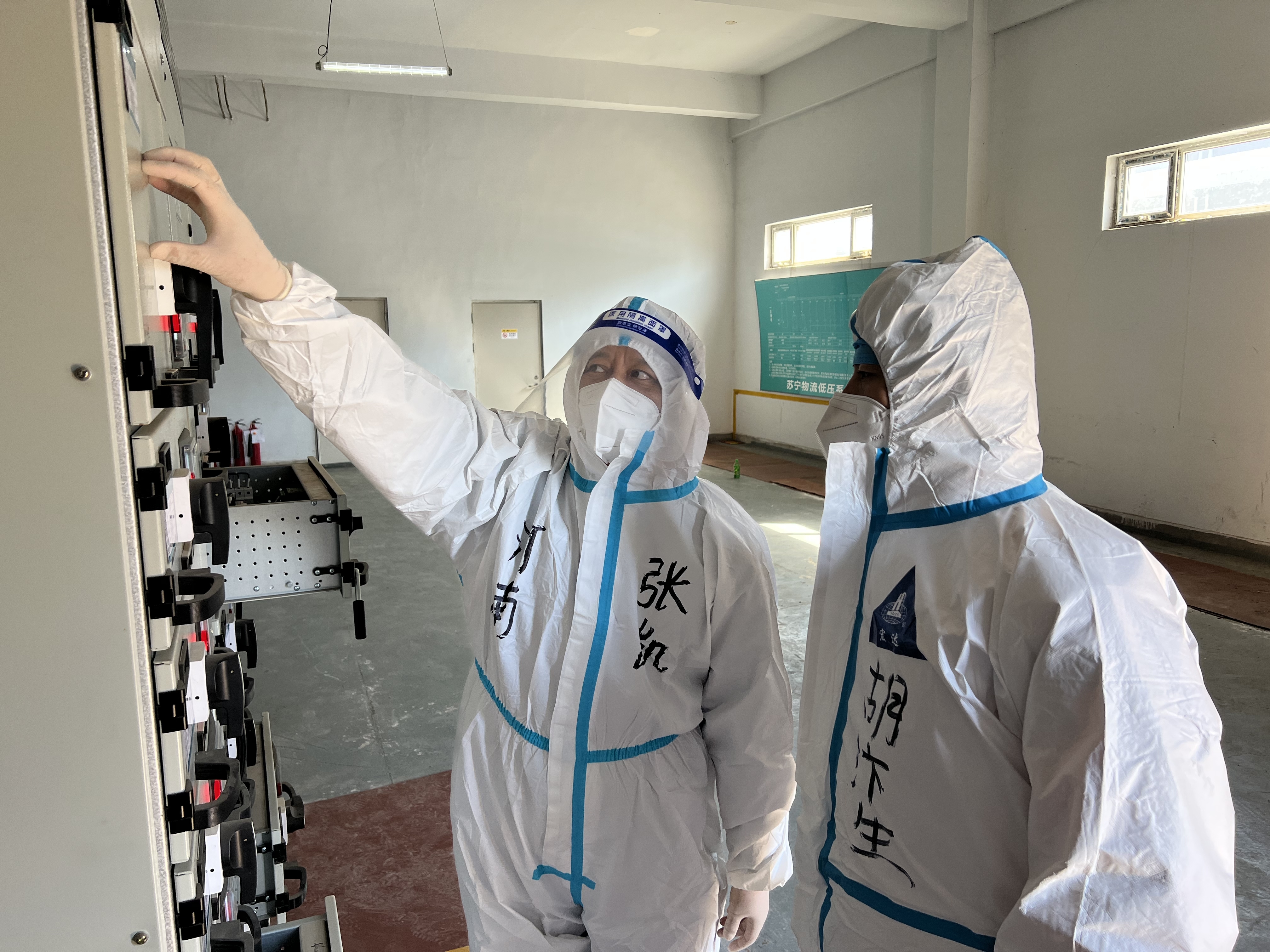 国网河南电力保电支援队员检查用户设备运行情况。（赵怡豪）