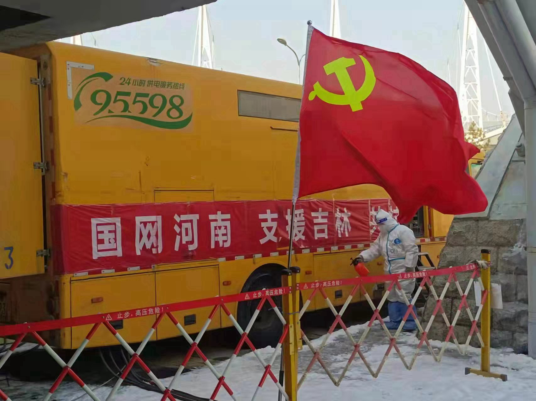 国网河南电力保电支援队员开展日常消杀。（赵怡豪）