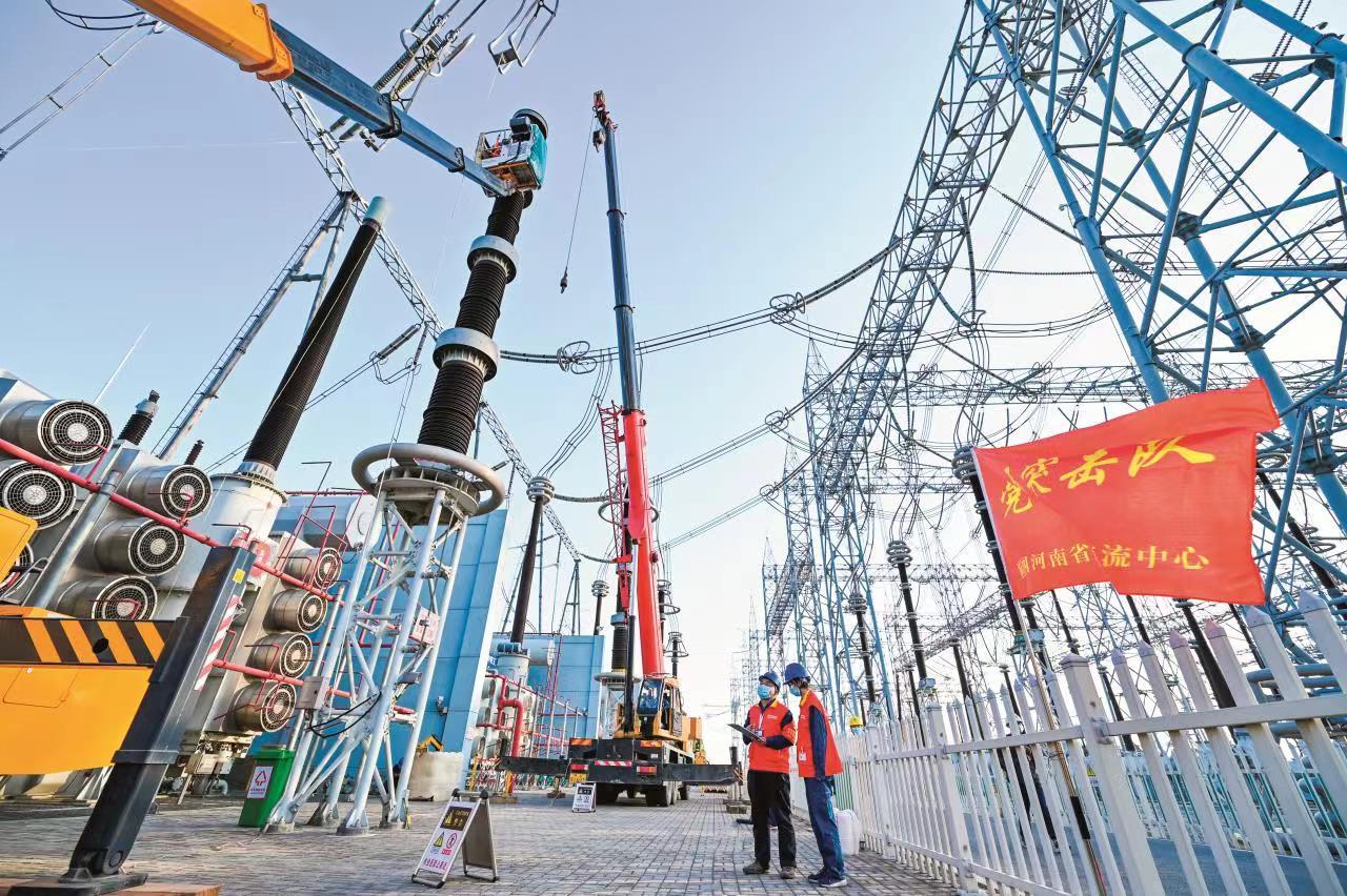 国网河南电力“青马”在特高压施工作业现场检查巡视线路设备安全，确保电网安全稳定运行（陈豪摄影）