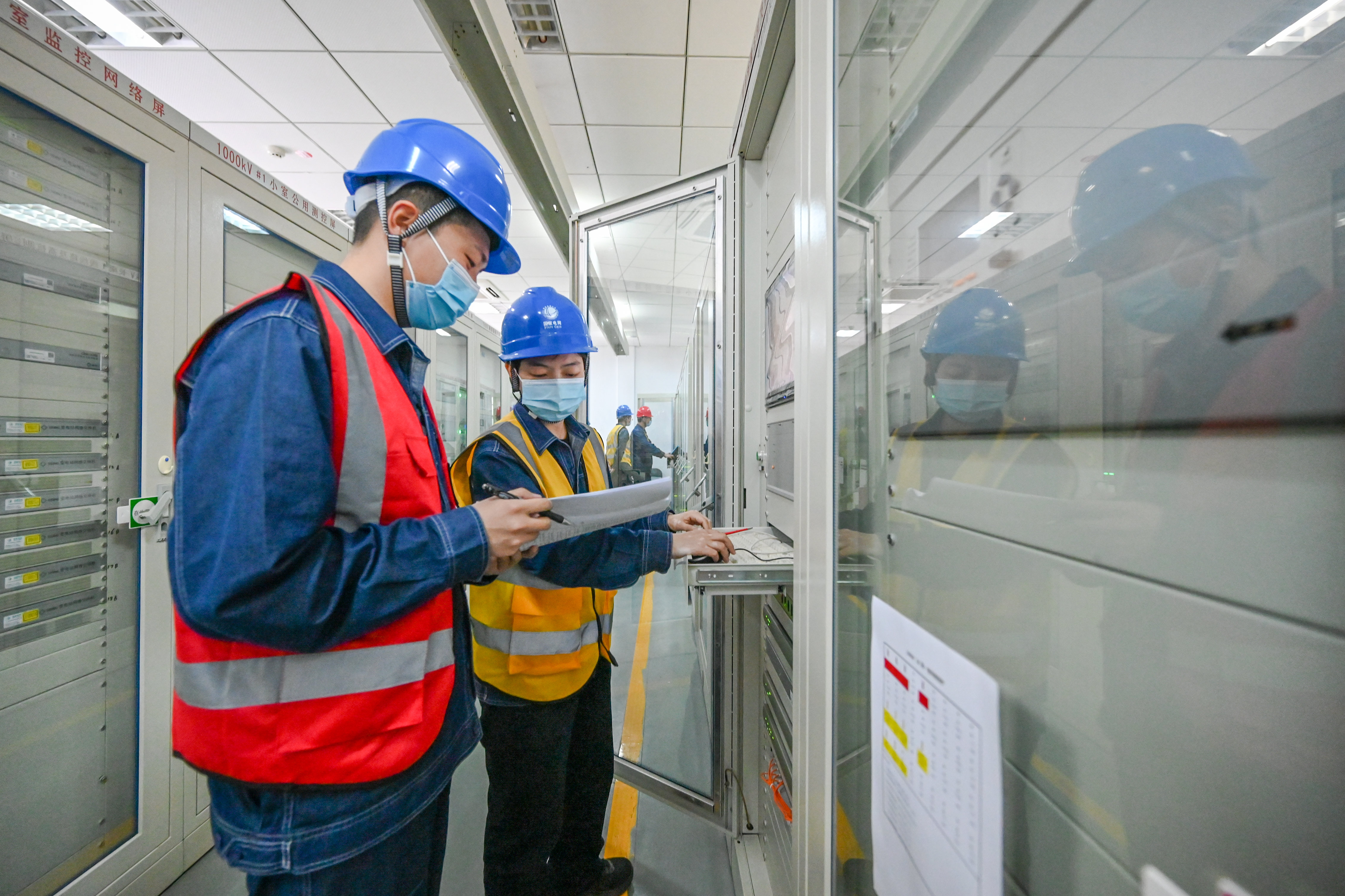 “电力医生”开展验收调试工作。陈豪 摄