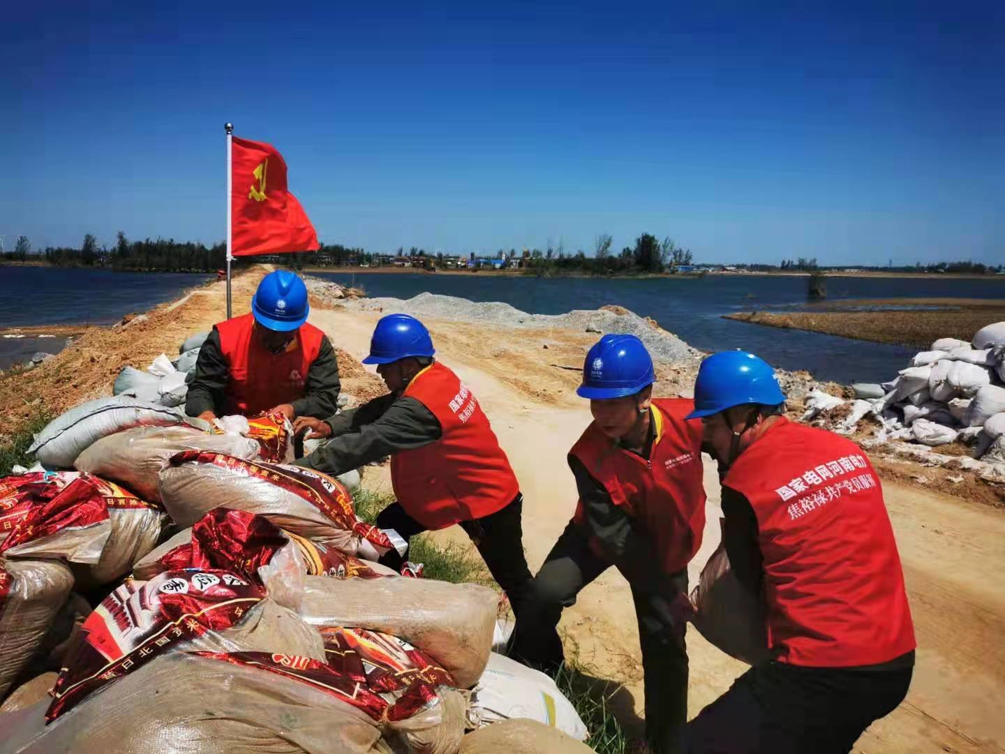 国网河南电力焦裕禄共产党员服务队冲锋在抗洪抢险救灾一线。（王世文）