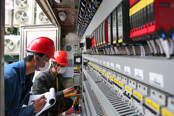 检修人员对设备二次回路进行校验。李照学 摄