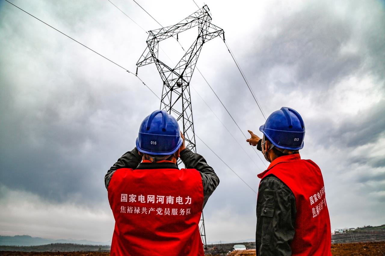 11月23日，国网河南电力焦裕禄共产党员服务队加强设备巡视，确保低温天气下电网安全可靠运行。（白雅楠 摄）