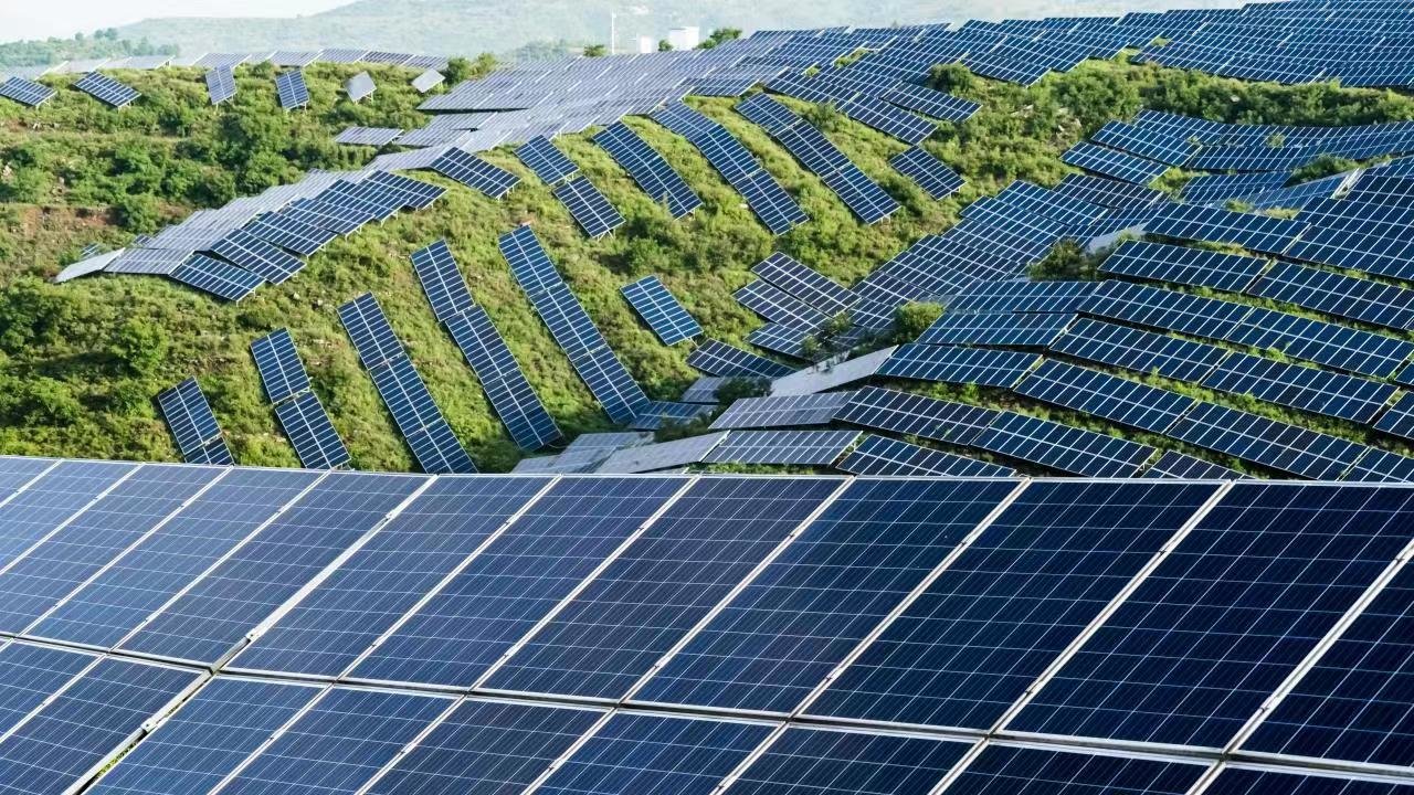 河南安阳林州东岗镇200MW旭东光伏发电场景。苏世一摄