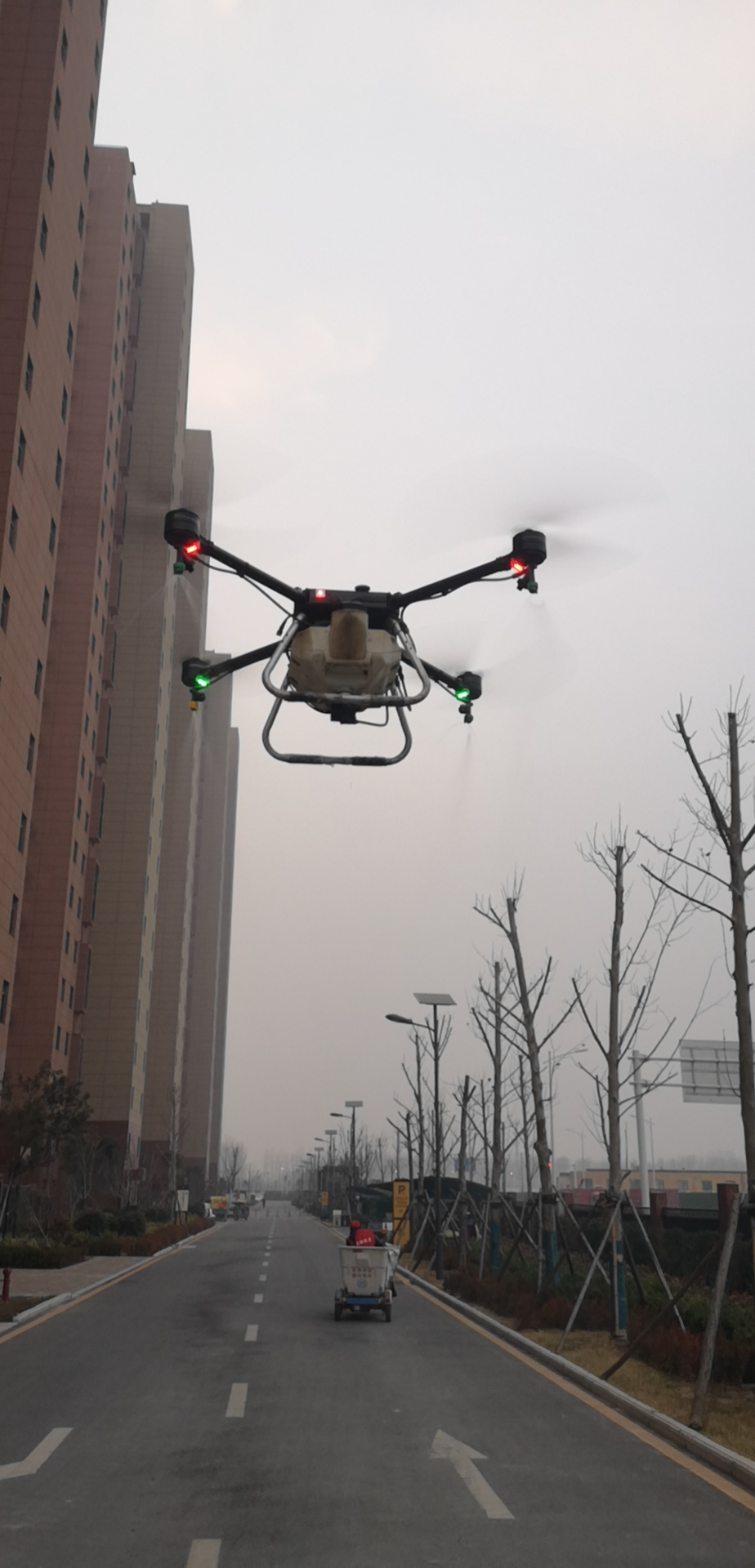 高科技防疫郑东新区圃田乡引入无人机空中喷洒消毒