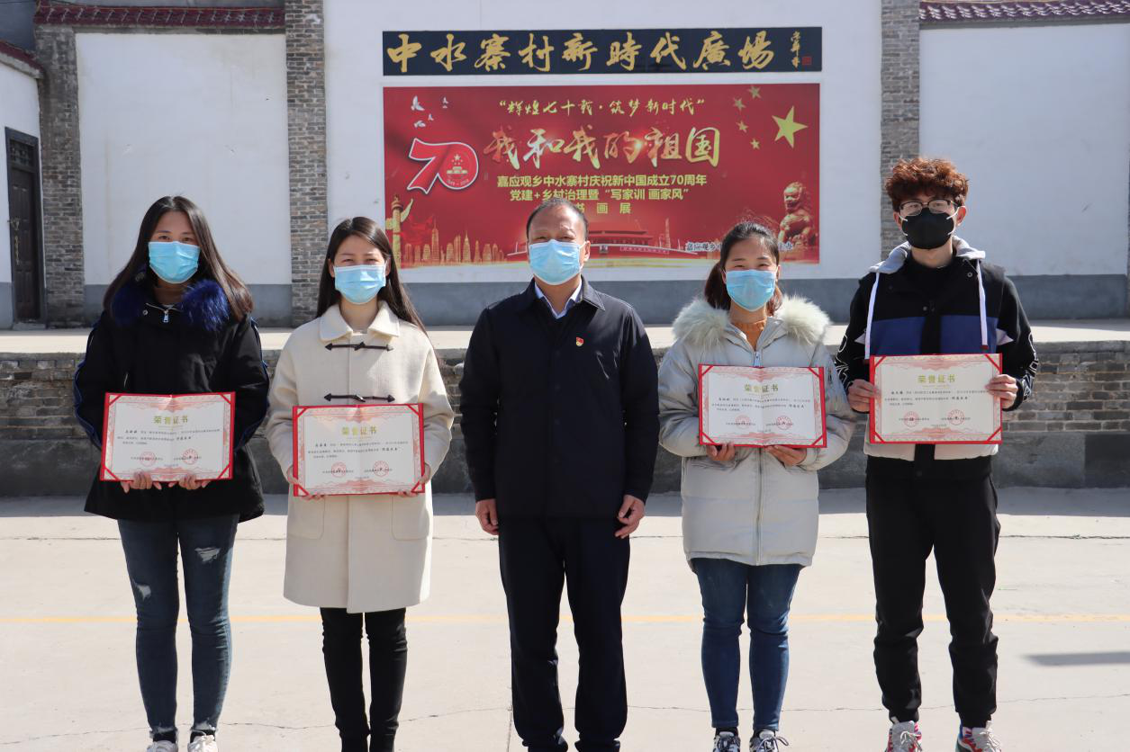 武陟县嘉应观乡党委书记韩剑为中水寨村大学生颁发"防疫尖兵"证书