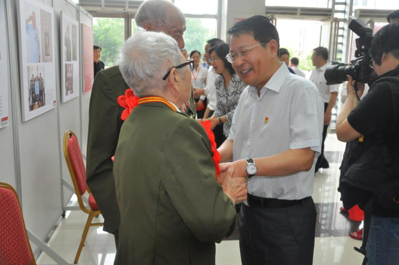 建军节|建军节也是结婚纪念日，漯河老兵伉俪携手66载，发挥余热奉献社会