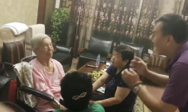 央视主持人张泽群为母亲献上“家庭秋晚”，母亲只能靠眼神交流看哭网友
