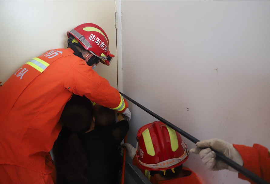 |心疼！三门峡一男童手夹门缝，多亏他们……