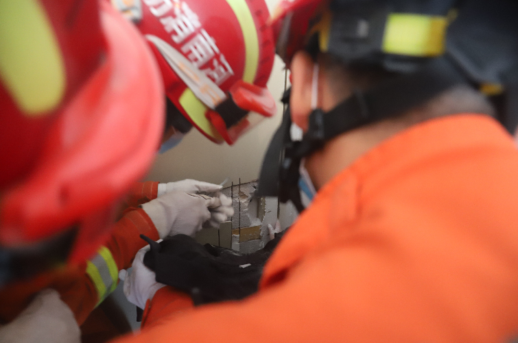 |心疼！三门峡一男童手夹门缝，多亏他们……