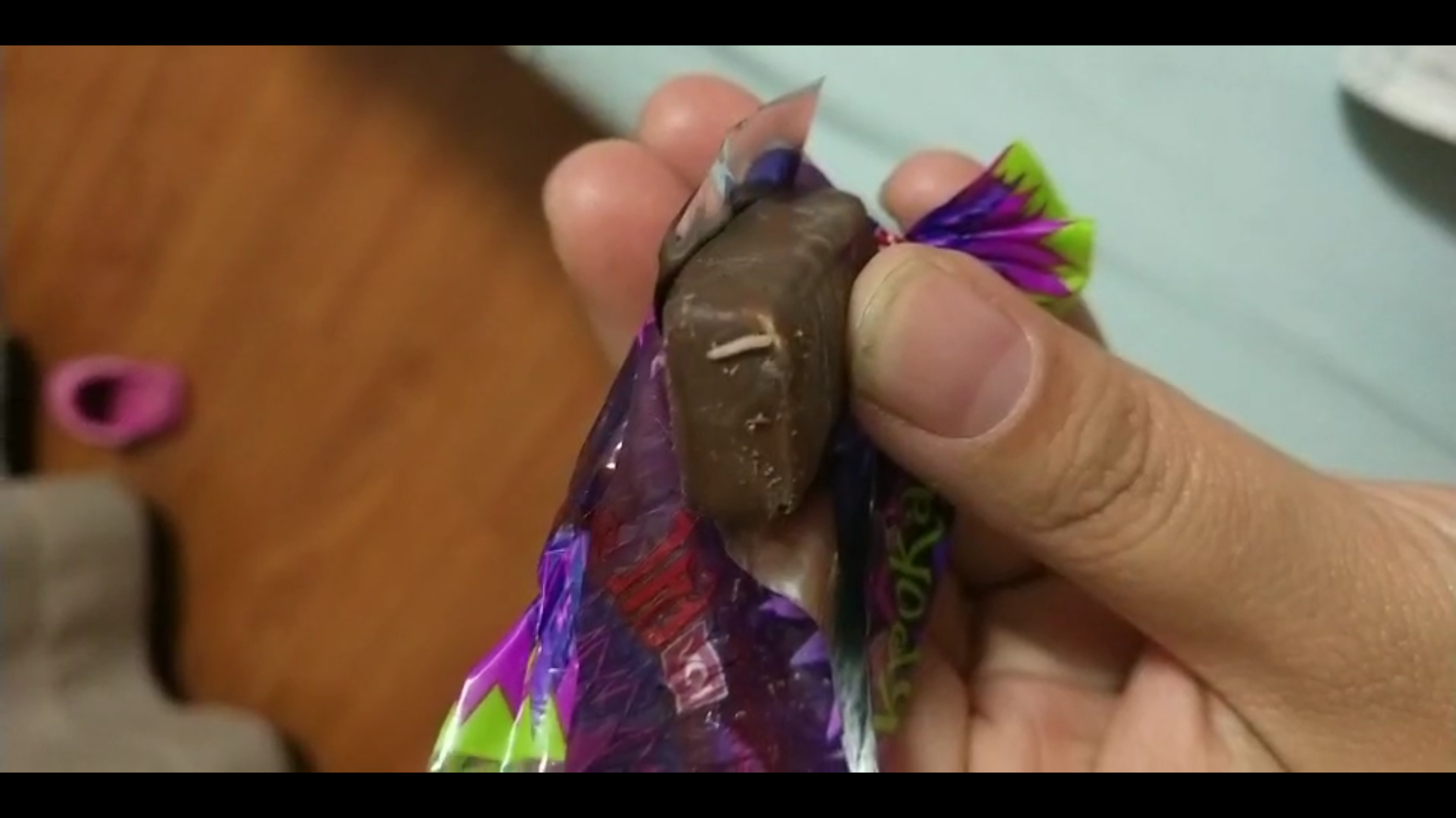 |郑州市民买结婚喜糖，打开一看却直反胃，为啥？