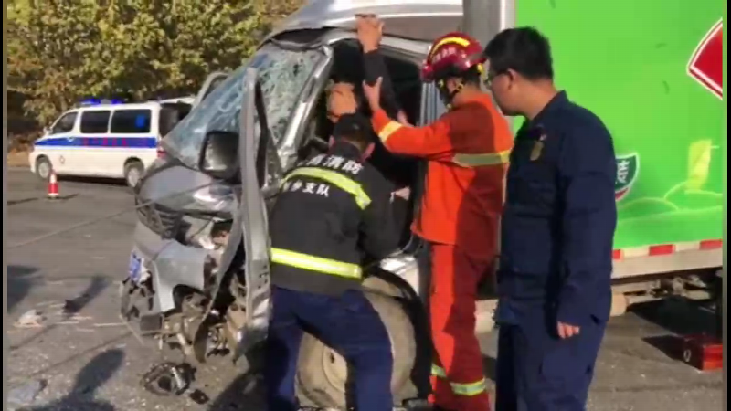 |两车相撞一人被困 新乡消防紧急救援