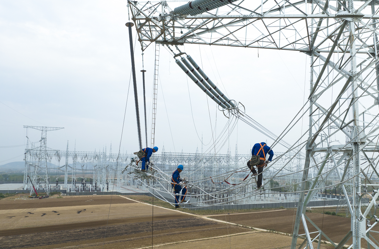 国网河南电力工作人员在1000千伏特高压南阳站间隔出线施工现场。王存芳 摄