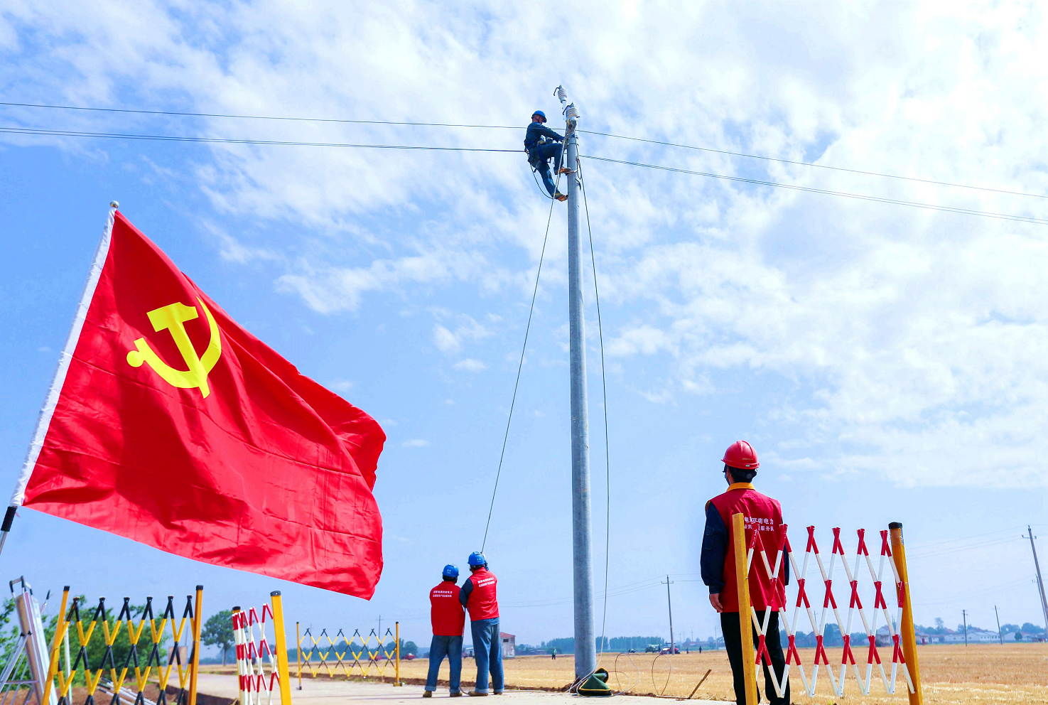 国网河南电力员工开展导线绝缘化改造升级。闫杜娟 摄