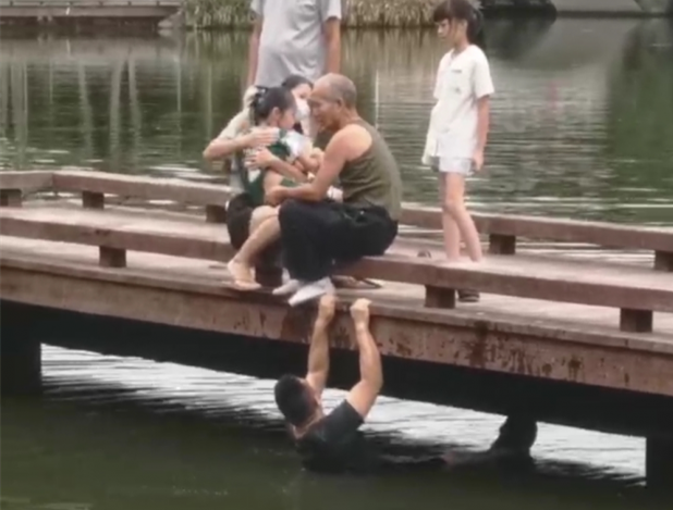 点赞！邓州退伍军人勇救落水女童