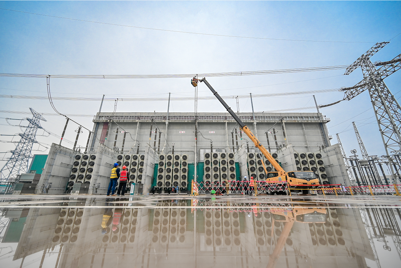 国网河南电力工作人员开展换流阀设备检修。（白沂筱 摄）