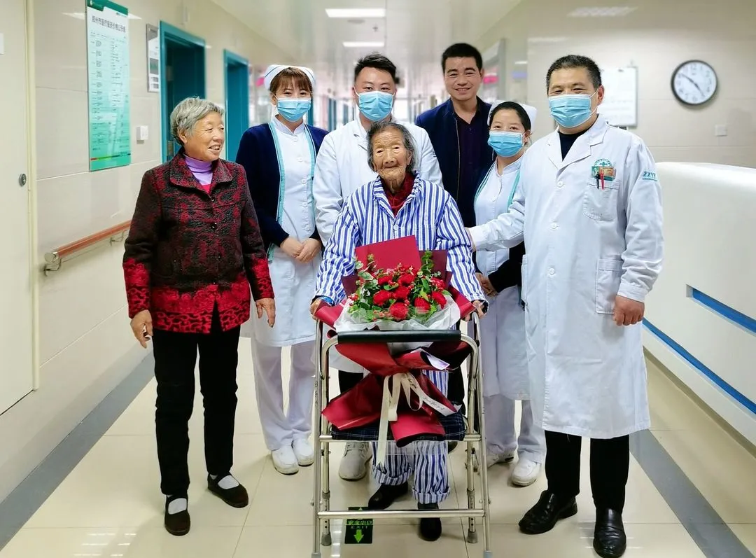 赞一个！106岁老人髋关节置换，术后3天下床活动