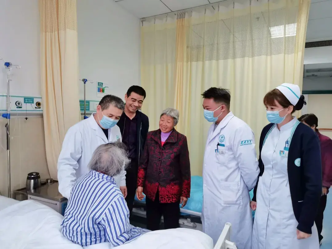赞一个！106岁老人髋关节置换，术后3天下床活动