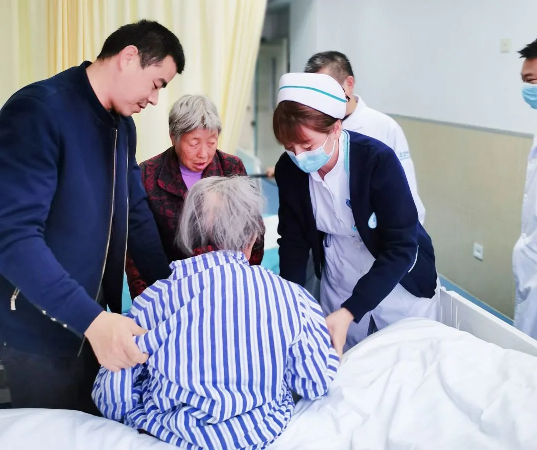 赞一个！106岁老人髋关节置换，术后3天下床活动