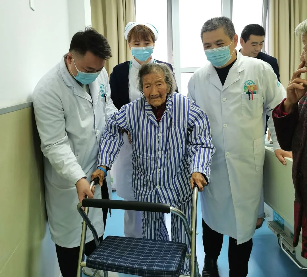 赞一个！106岁老人髋关节置换，术后3天下床活动