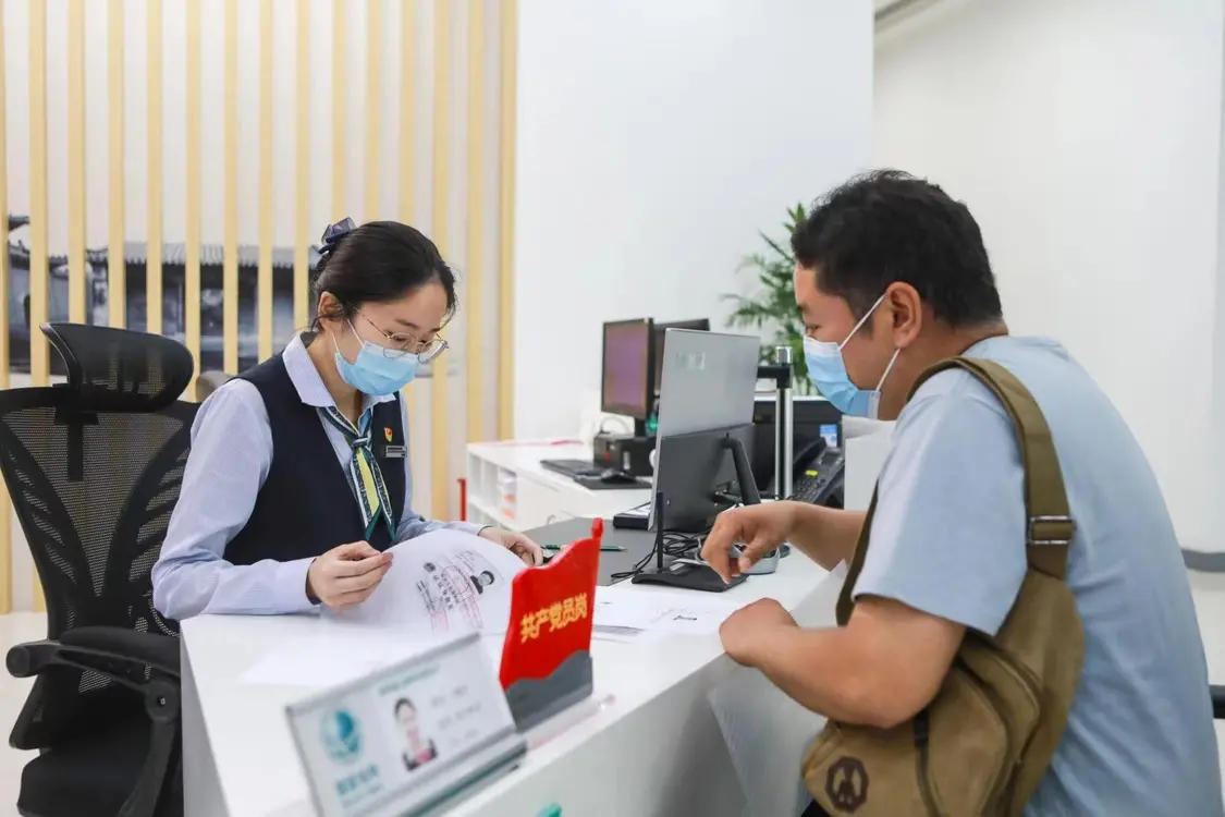 国网河南电力“青马”为特困行业客户办理阶段性用电优惠，提升客户用电获得感。（罗浩摄影）