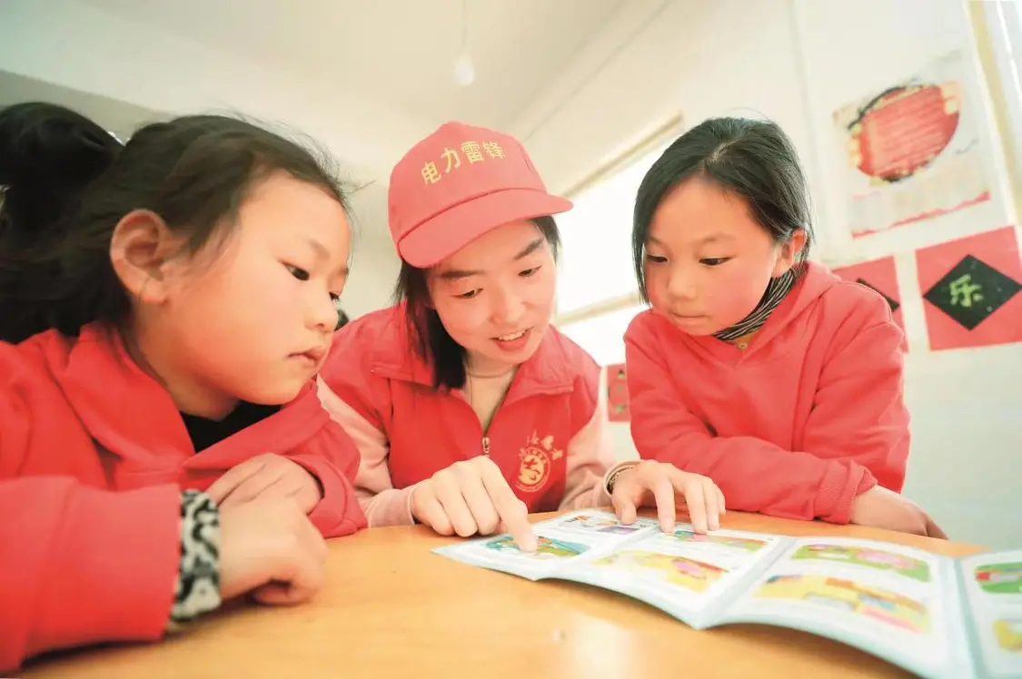 国网河南电力“青马”在济源市下冶镇王树岭小学开展读书分享活动（卫凯摄影）