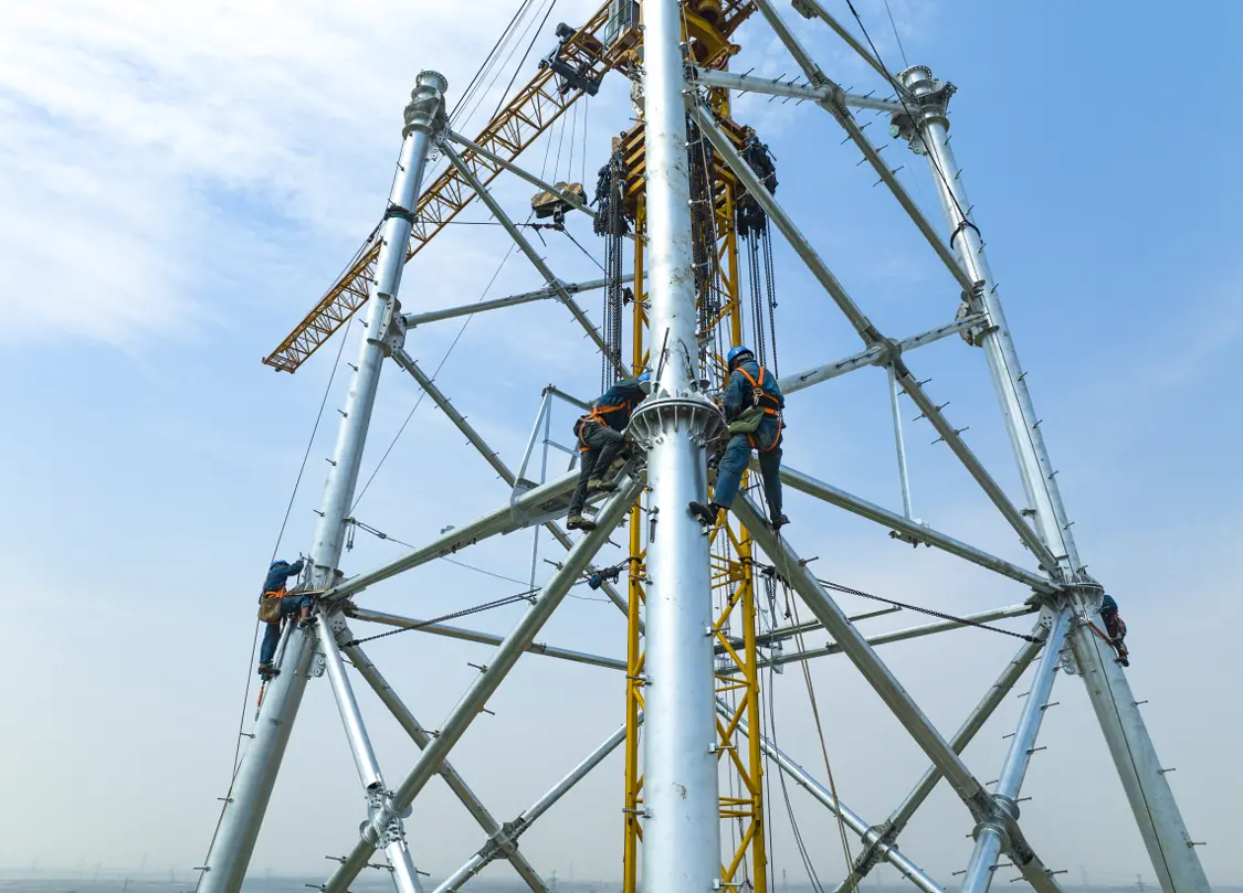 国网河南电力工作人员在1000千伏驻马店～武汉特高压(1标)施工现场。王存芳 摄