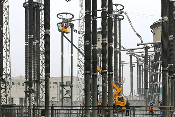 工作人员对直流场区域设备开展检修作业。李照学 摄