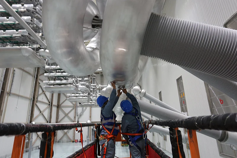 工作人员认真检查阀厅设备。李照学 摄